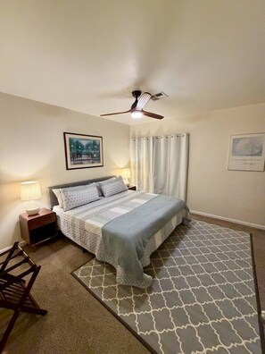 Desk, iron/ironing board, WiFi, bed sheets - The Green Door - Historic PHX 2BR + Office Retreat (Phoenix)