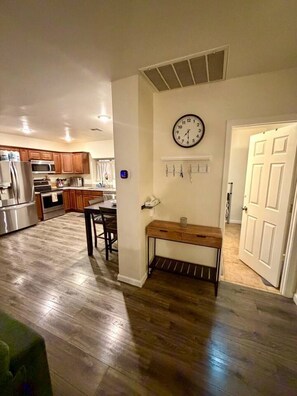 Interior - The Green Door - Historic PHX 2BR + Office Retreat (Phoenix)