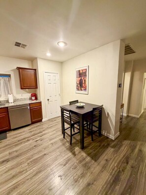 Dining - The Green Door - Historic PHX 2BR + Office Retreat (Phoenix)
