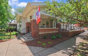 Exterior - Charming 3-bedroom bungalow, College Hill/downtown Wichita-adjacent w/ amenities (Wichita)