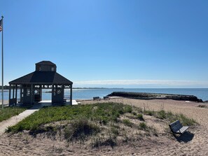 Un cobert de platja amb vista clara a l'oceà i una illa llunyana.