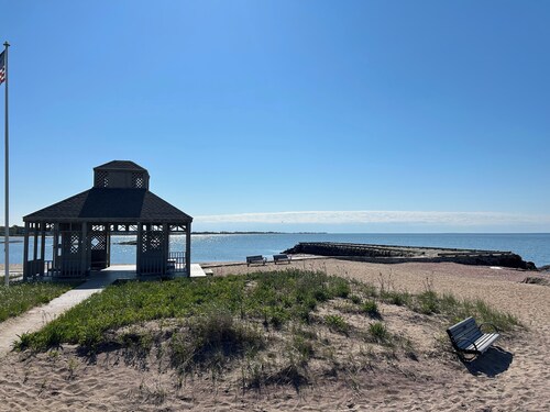 NEW & Updated Coastal Home, Steps to the Sound -Sleeps 10 - Hot Tub - Central AC