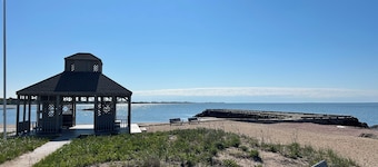NEW & Updated Coastal Home, Steps to the Sound -Sleeps 10 - Hot Tub - Central AC