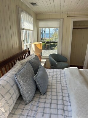 WiFi, bed sheets - NEW & Updated Coastal Home, Steps to the Sound -Sleeps 10 - Hot Tub - Central AC (Madison)