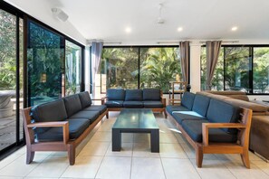 Interior - Delightful 4-bedroom house with AC in charming Tola (Tola)