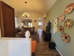 Living area - Adorable 3 Bedroom Albq Home with all the Comforts of Home (Albuquerque)