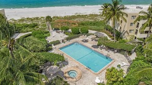 Un resort con piscina, spiaggia e vista sull'oceano.