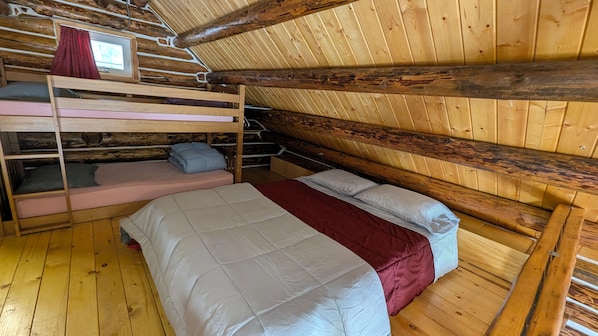 Room - Homesteaded log cabin with convenient creek access (Libby)