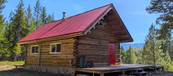 Homesteaded log cabin with convenient creek access