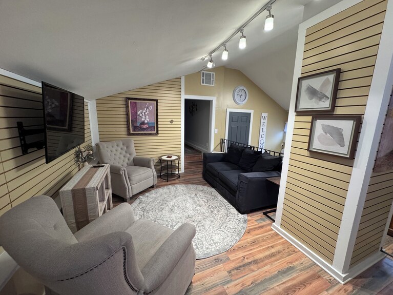 Stylish 4br Loft Sleeps 8 Prime Location - Oswego, NY