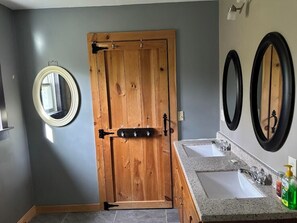 Dusj, hårføner, håndklær og såpe