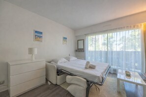 Iron/ironing board, bed sheets - Studio des Ouvres - Welkeys (Deauville)