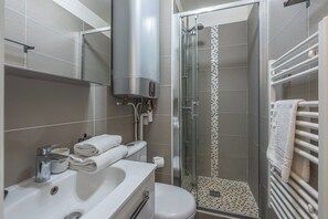 Shower, hair dryer, towels - Studio des Ouvres - Welkeys (Deauville)