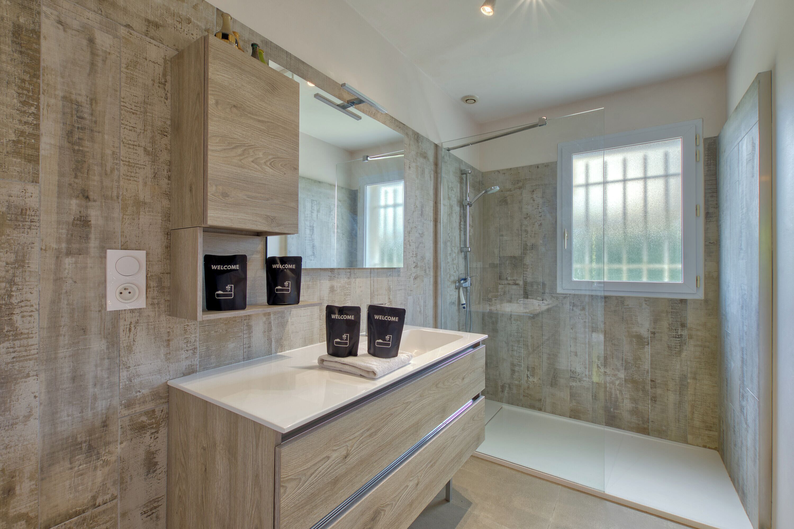 Shower, hair dryer, towels