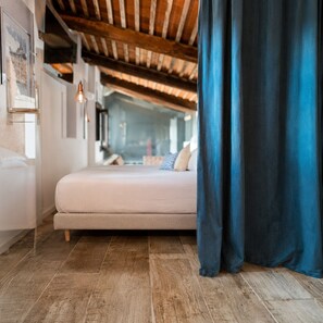 Tabla de planchar con plancha, wifi y ropa de cama 