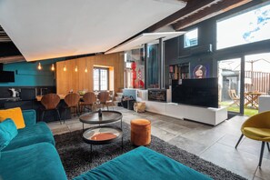 TV, fireplace, books, stereo - Appartement Mazarin – Welkeys (Aix-en-Provence)