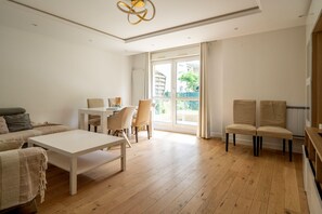 TV, video games, DVD player, books - Appartement Portes de Paris – Welkeys (Asnières-sur-Seine)