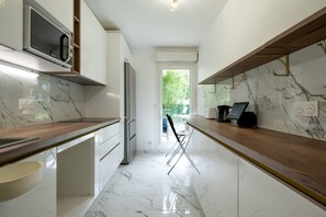 Fridge, microwave, dishwasher, coffee/tea maker - Appartement Portes de Paris – Welkeys (Asnières-sur-Seine)