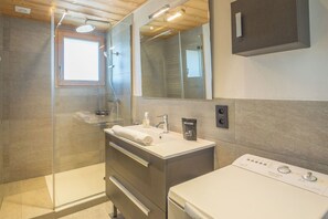 Shower, hair dryer, towels - Bouchet Apartment & Balconies - Welkeys (Megève)