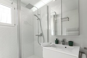 Shower, hair dryer, towels - Villa Le Bosquet aux Écureuils - Welkeys (Capbreton)