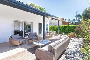 Outdoor dining - Villa Le Bosquet aux Écureuils - Welkeys (Capbreton)