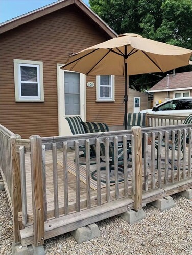 The Garage: A Historic Clear Lake Tiny Cabin with Hammock!