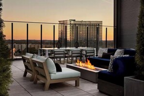Outdoor dining - Enjoy a quiet environment in this spacious and serene space. (Atlanta)
