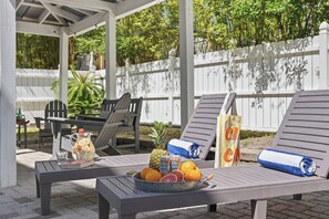 Outdoor dining - 30A Coastal Cottage—Steps to Beach, Pool, Bikes (Santa Rosa Beach)