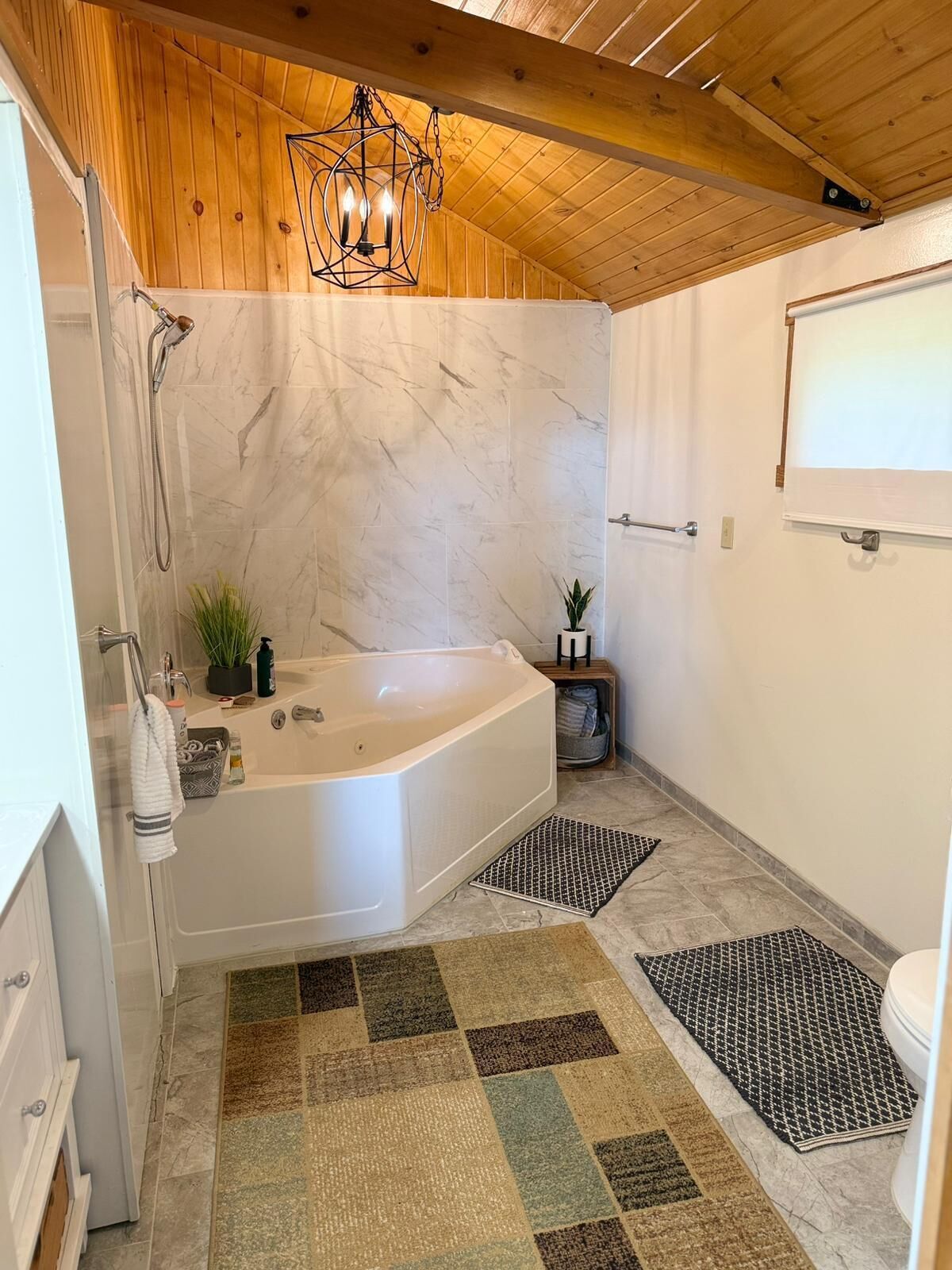 Jetted tub, hair dryer, towels, soap