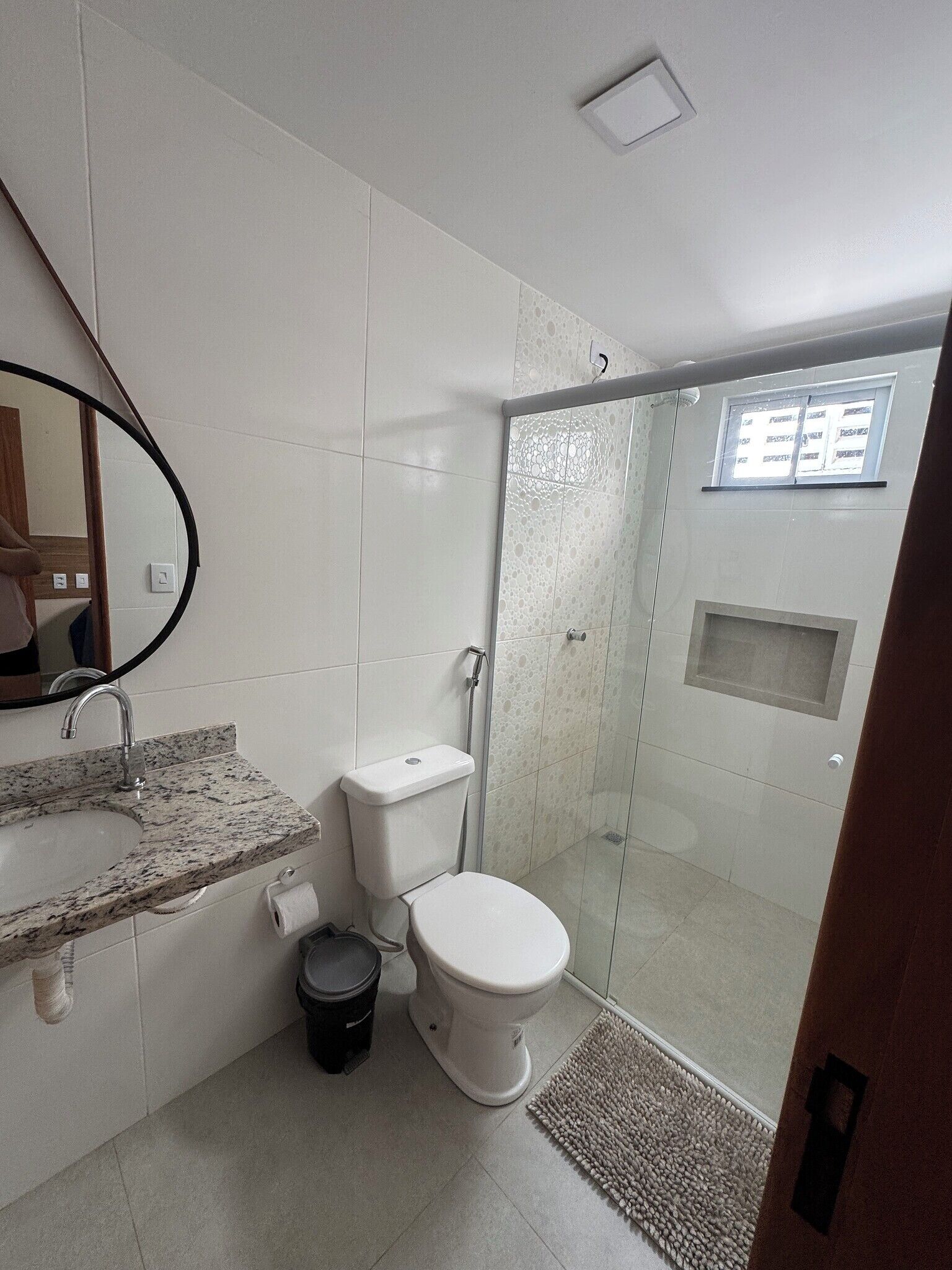 Un baño con inodoro, lavamanos y ducha.