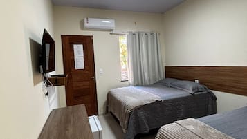 Quarto triplo básico | Cortinas blackout, ferros/tábuas de passar roupa, Wi-Fi de cortesia