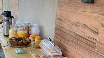 Ein reichhaltiges Frühstücksbuffet mit verschiedenen Speisen und Beilagen auf einem Holztisch.