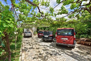 Property grounds - Apartment 2428/206887 (Istria - Pula), 4500m from the beach (Pula)
