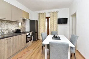 Wasserkocher mit Kaffee-/Teezubehör, Kühlschrank, Mikrowelle, Ofen