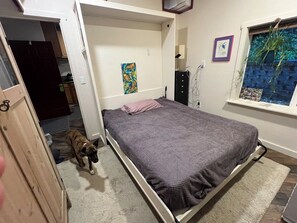 Room - Enjoy SaunaShower, HotTub, and eBikes amongst the Meadows -- sleep up to 4! (Bainbridge Island)