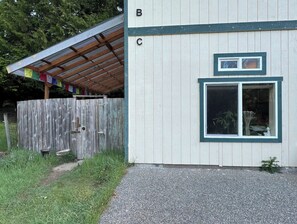 Exterior - Enjoy SaunaShower, HotTub, and eBikes amongst the Meadows -- sleep up to 4! (Bainbridge Island)