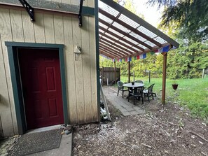 Outdoor dining - Enjoy SaunaShower, HotTub, and eBikes amongst the Meadows -- sleep up to 4! (Bainbridge Island)