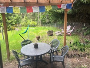 Outdoor dining - Enjoy SaunaShower, HotTub, and eBikes amongst the Meadows -- sleep up to 4! (Bainbridge Island)
