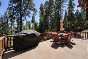 Outdoor dining - Lake view Cabin in Tahoe Vista - Steps to Beach (Tahoe Vista)