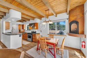 Dining - Lake view Cabin in Tahoe Vista - Steps to Beach (Tahoe Vista)
