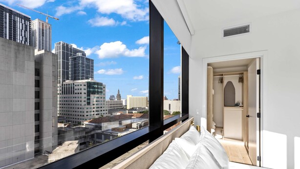 A high-rise hotel room with a city view, large windows, and a modern design. - Skyline Pool & Spa Miami (Miami)