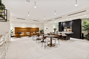 Dining - Skyline Pool & Spa Miami (Miami)