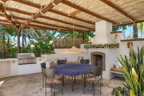 Outdoor dining - Downtown Casita W/ Pool, Few Steps To The Beach (Los Barriles)