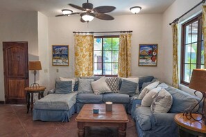 Living area - Downtown Casita W/ Pool, Few Steps To The Beach (Los Barriles)