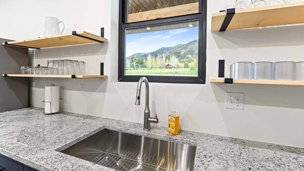 Wasserkocher mit Kaffee-/Teezubehör, Kühlschrank, Mikrowelle, Ofen