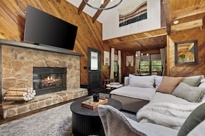 Smart TV, fireplace, video games, foosball - Cozy wooded cabin in beautiful Blue Ridge, close to town & Toccoa River (Blue Ridge)