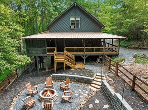 Terrace/patio - Cozy wooded cabin in beautiful Blue Ridge, close to town & Toccoa River (Blue Ridge)