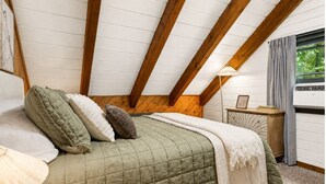 4 bedrooms, free WiFi, bed sheets - Cabin Sleeps 12: Screened Hot Tub, Arcade, Dogs (Blue Ridge)