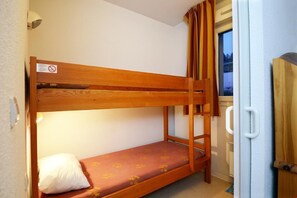 Un llit superposat amb un llit inferior i un matalàs amb dibuixos florals.