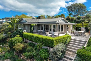 Outdoor dining - Tiri Heights - Elegant Coastal Retreat (Waiheke Island)